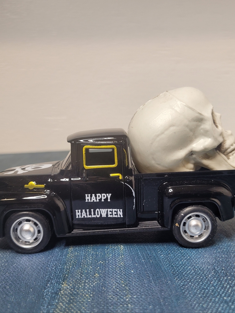 Halloween Truck with Skull For Decor